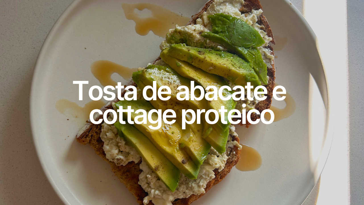 Tosta de abacate com cottage proteico e mel