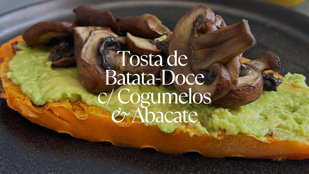 Tosta de batata doce com cogumelos e abacate