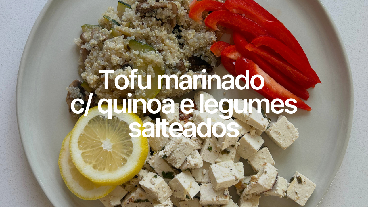 Tofu marinado com quinoa de legumes salteados