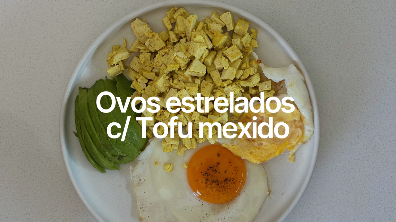 Ovos estrelados com tofu mexido