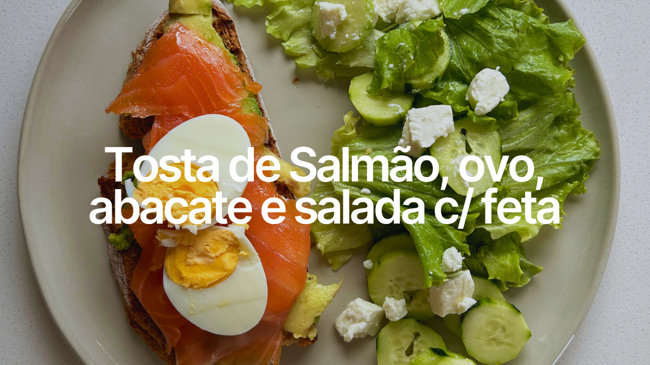 Tosta de Salmão Fumado com abacate e salada