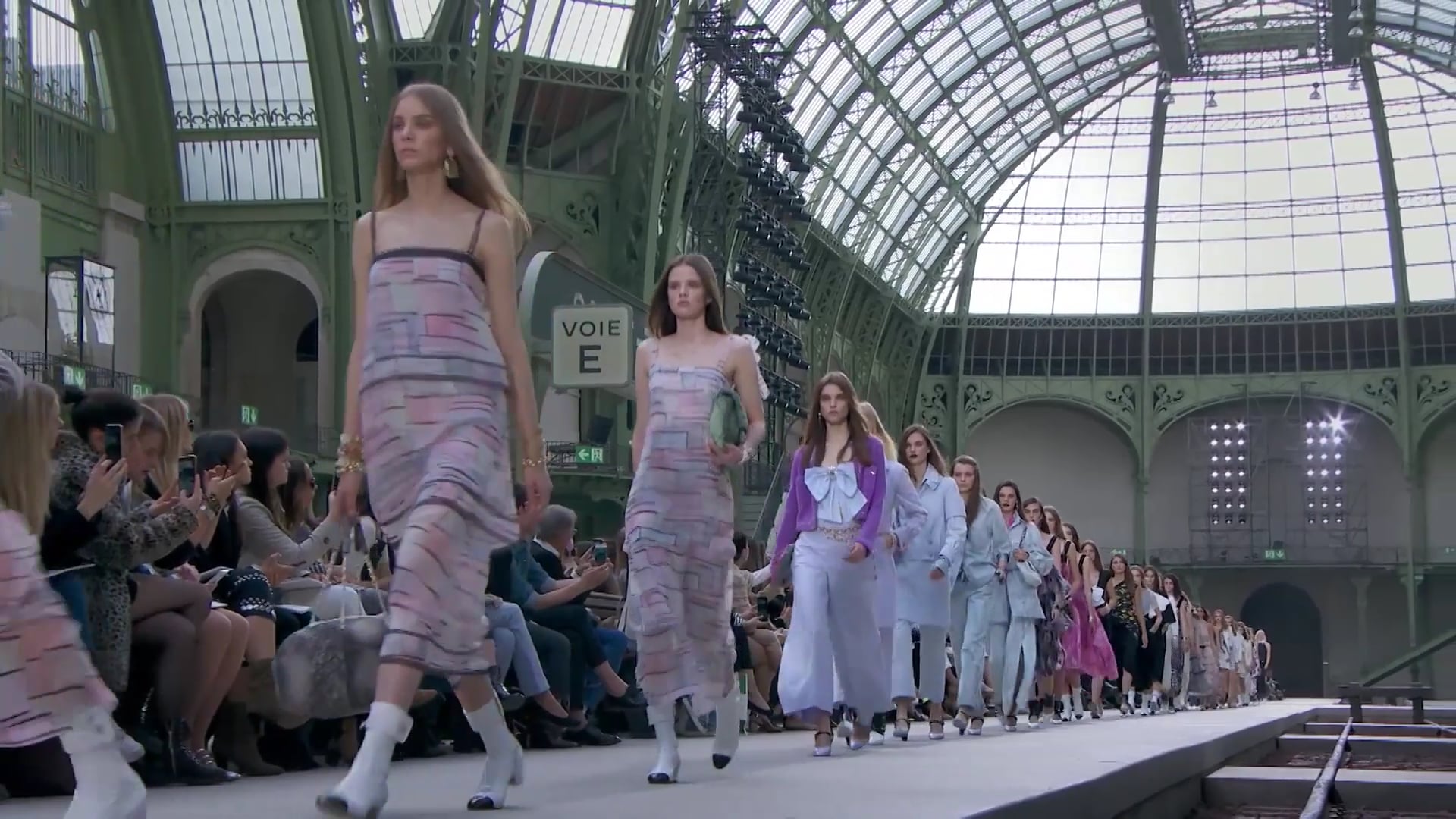 V News với Thuý Vi | Show 1054