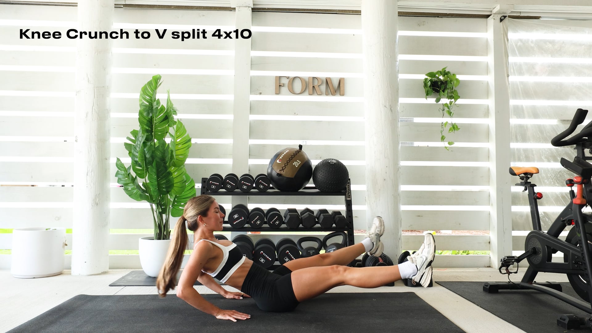 KNEE CRUNCH TO V SPILT (4x10) 