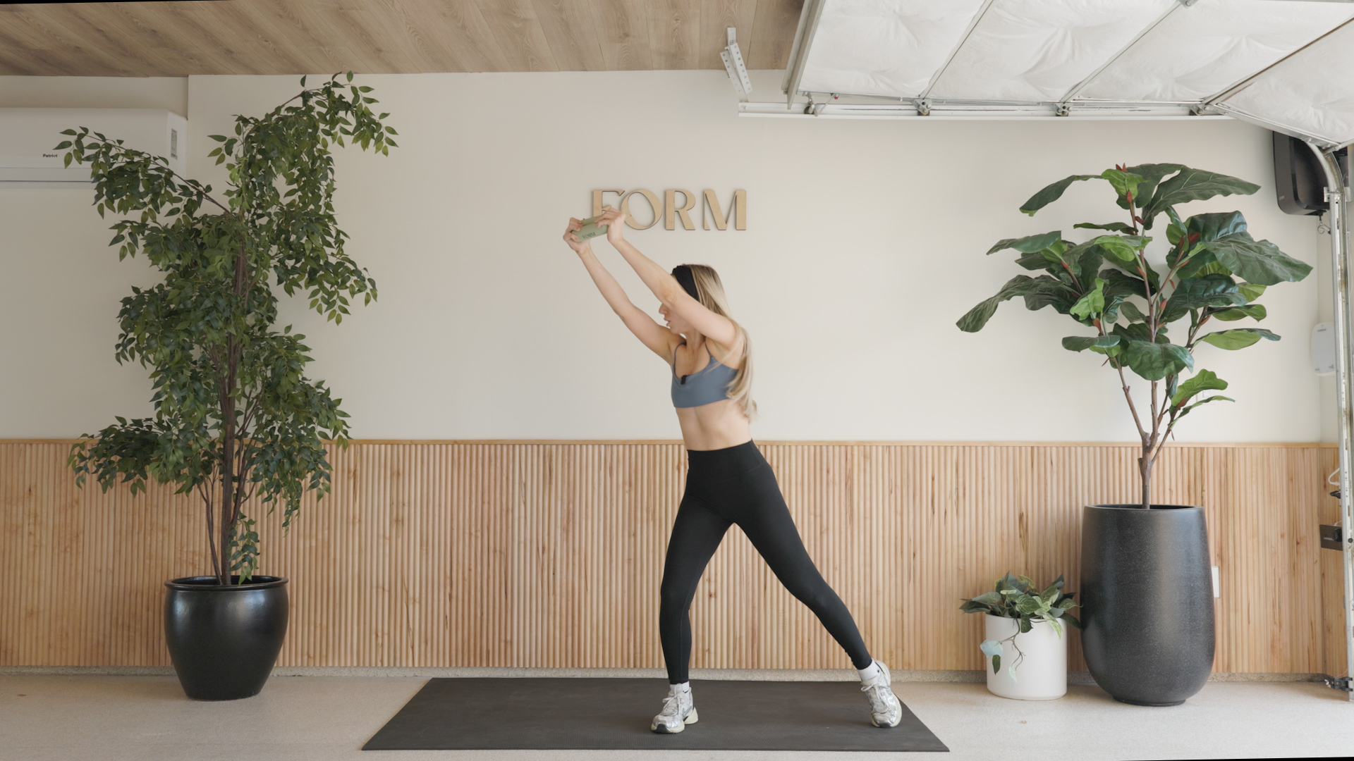 DAY 5 | 25 MINUTE SCULPTED SHOULDERS + TRICEPS