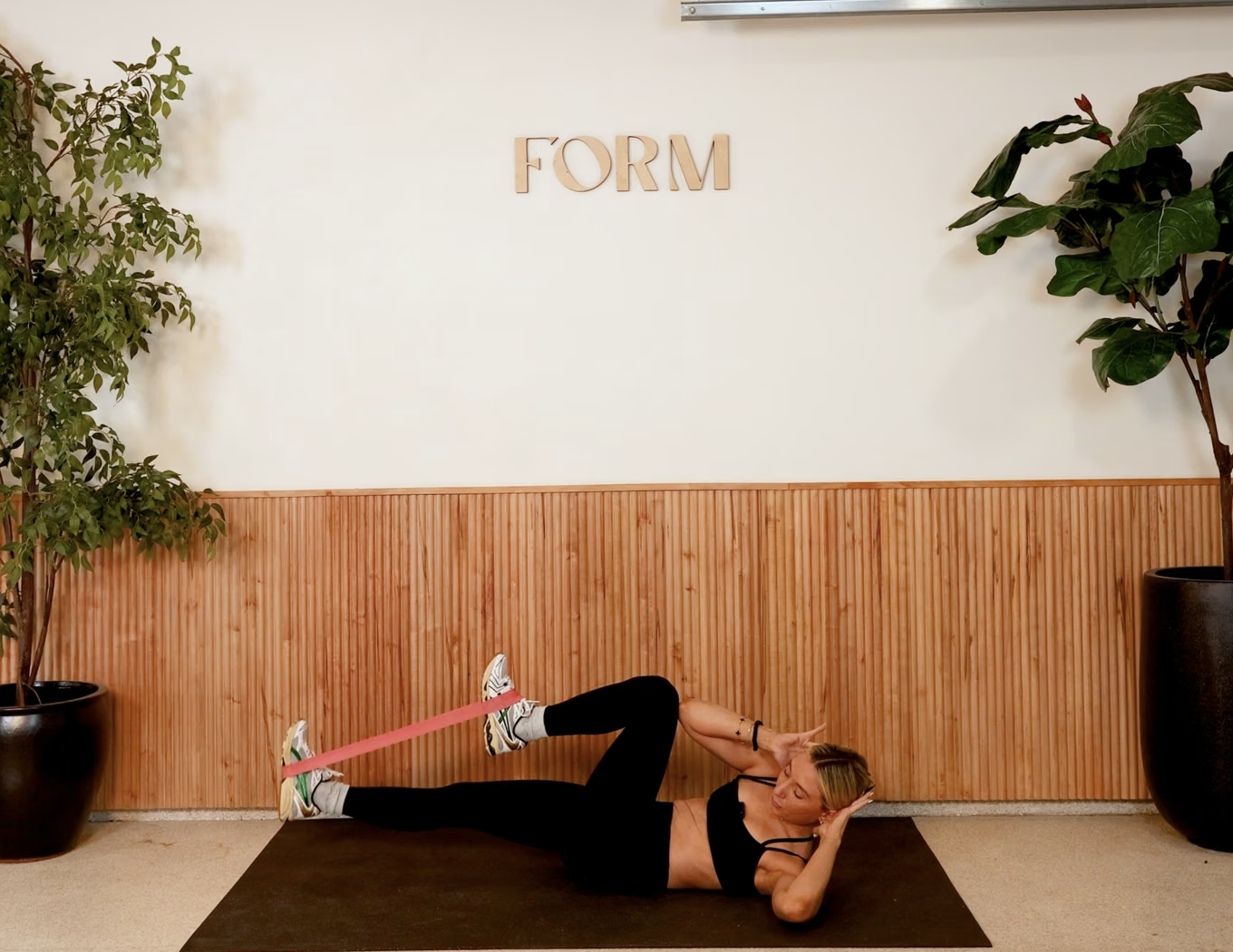 10 MINUTE CORE RESISTANCE BAND WORK WITH CALYN