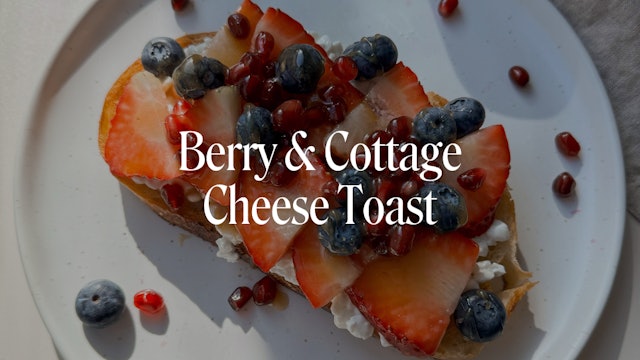 BERRY & COTTAGE CHEESE TOAST