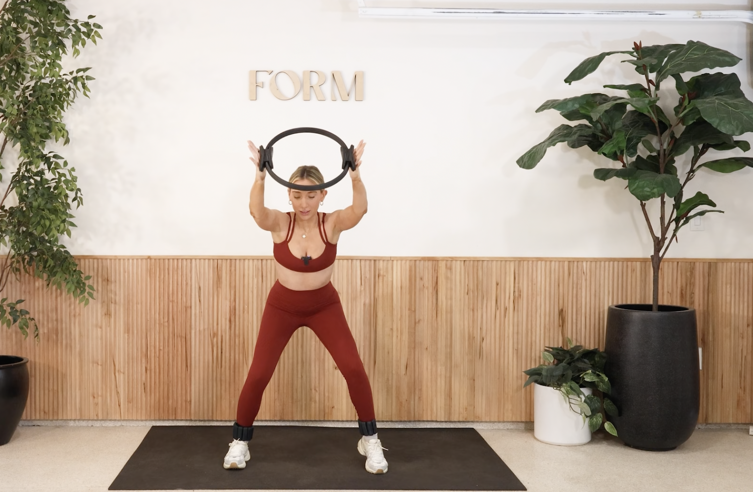 30 MINUTE STANDING PILATES ABS & INNER THIGH WITH CALYN