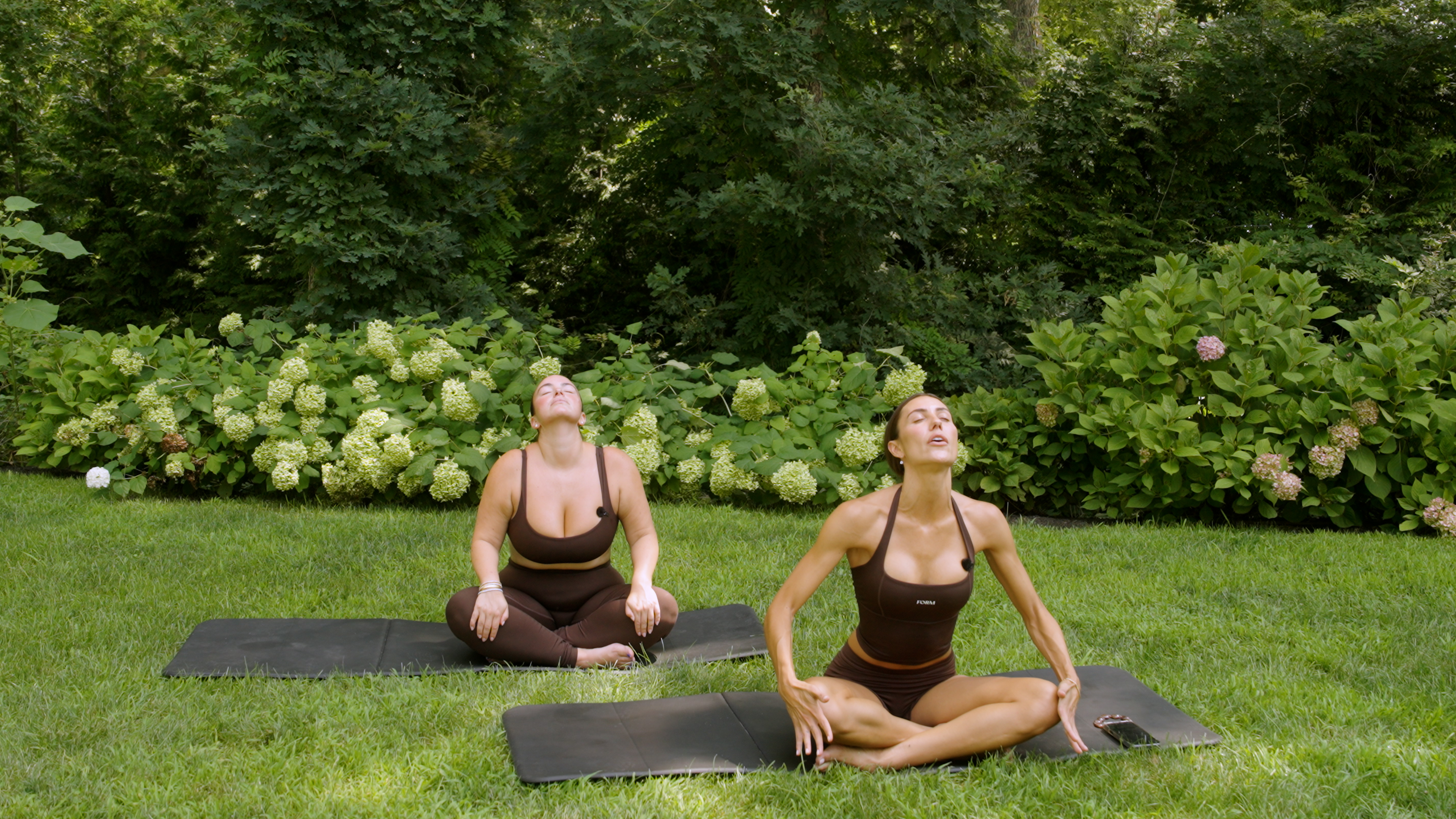 10 MINUTE FEEL GOOD STRETCH AND RECOVERY WITH SAMI CLARKE & SAMI SPALTER