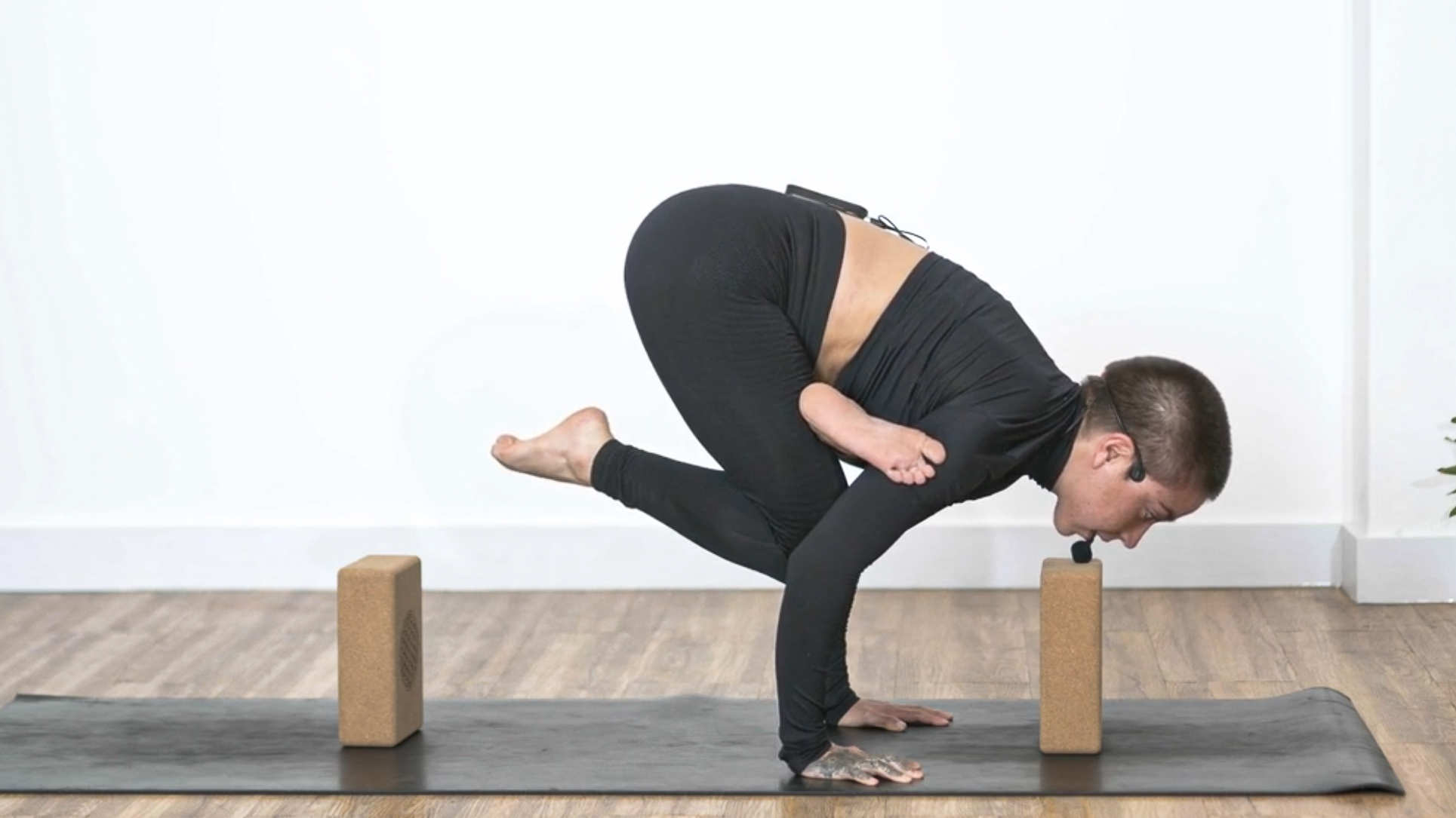 MOVEMENT BREAKDOWN - Postura de cuervo volador (Galavasana)