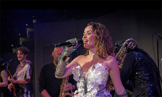 Monsieur Periné perform "Bailar Contigo"