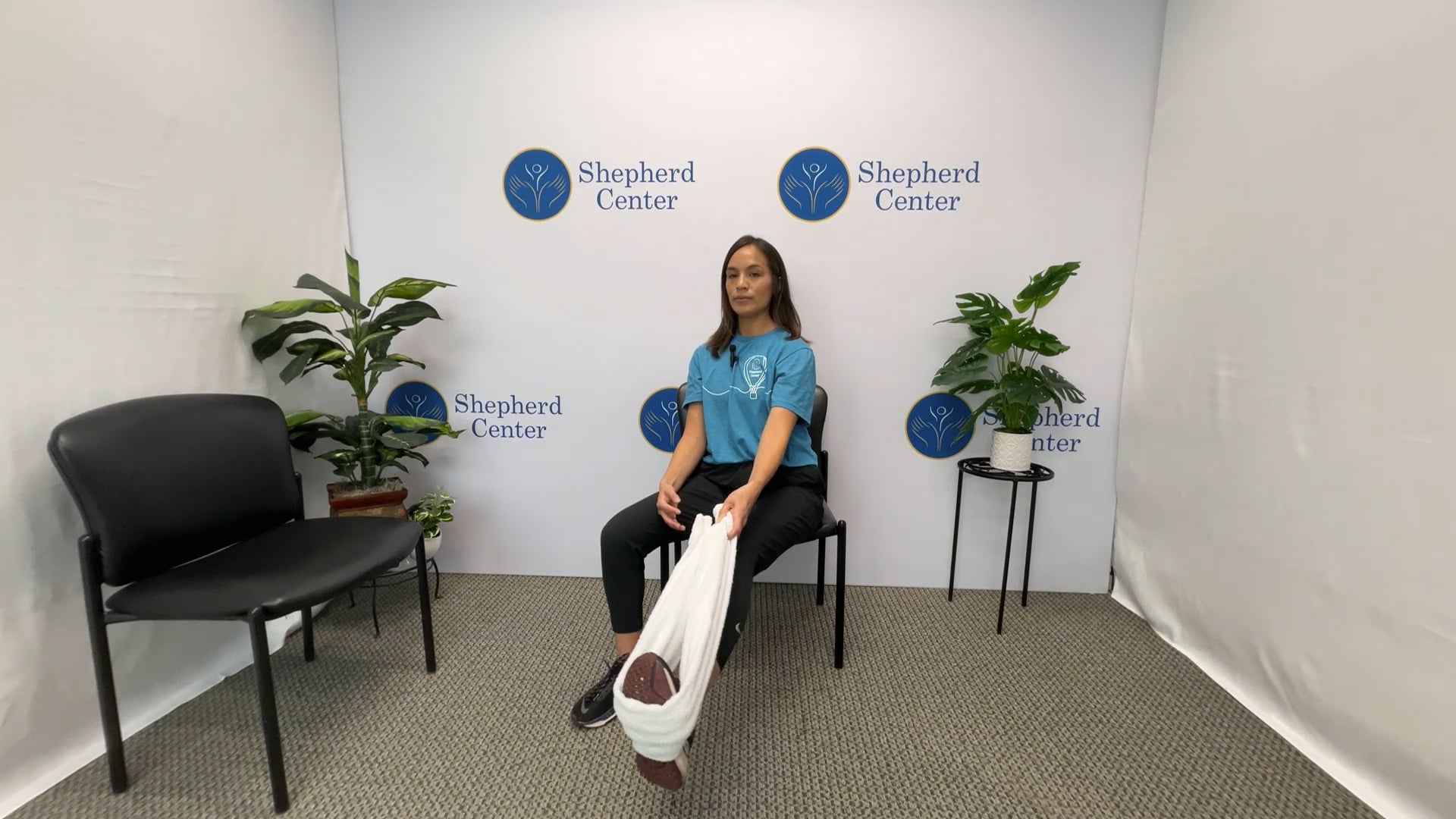 25 Minute Spanish Seated Chair Yoga (Hips and Lower Body)