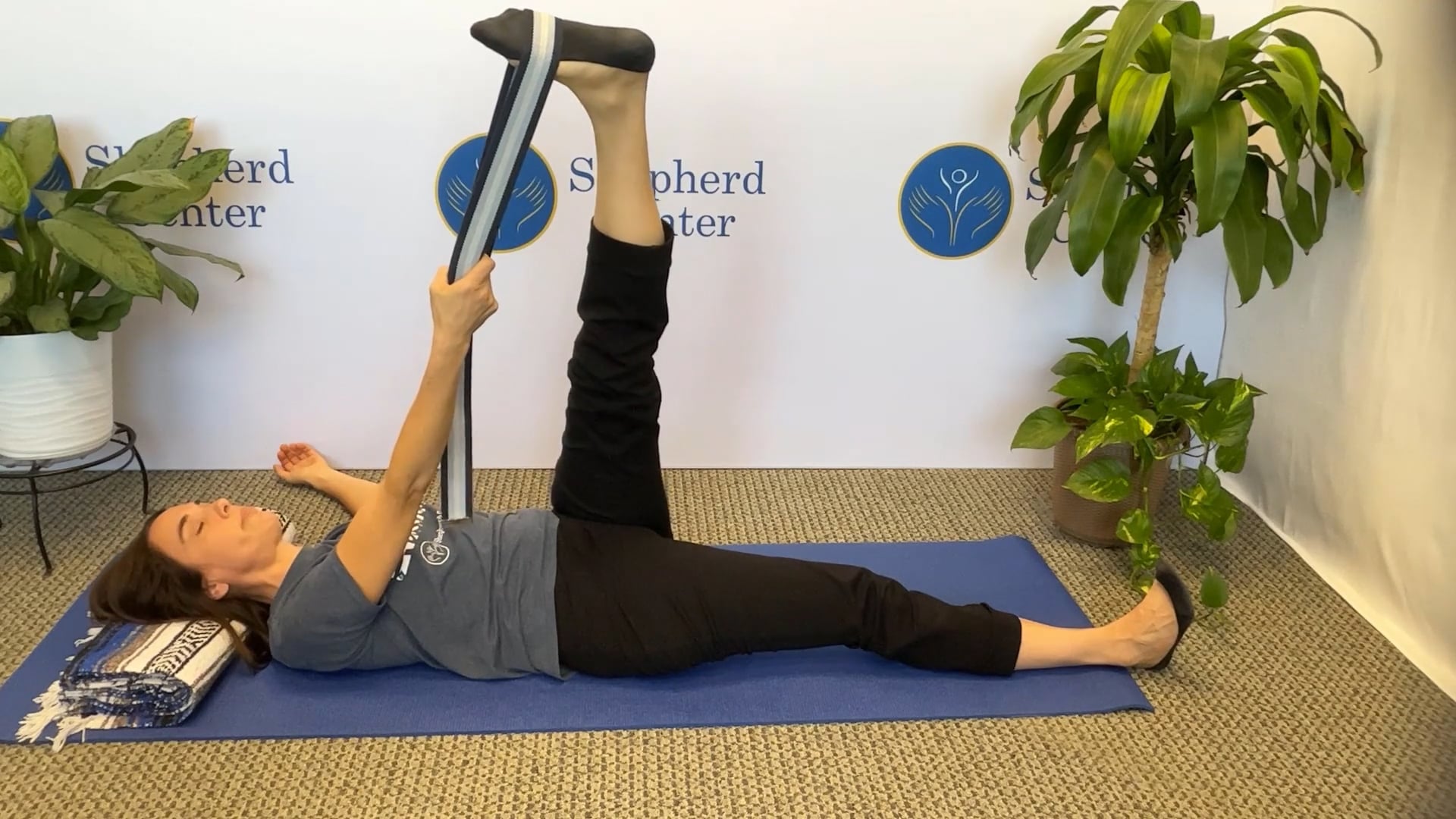 20 Minute Floor Yoga with Anneke