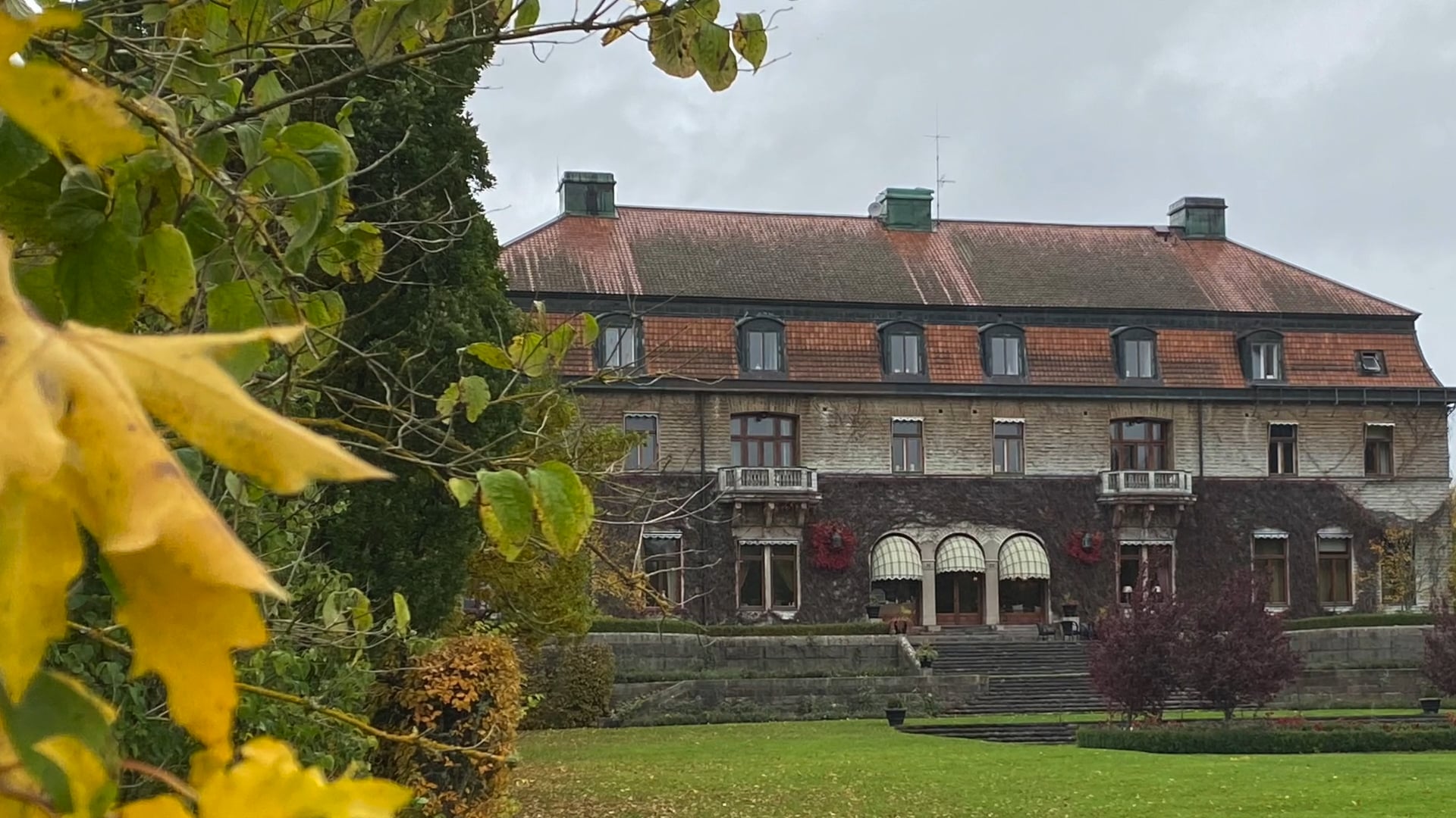 Pausyoga sittande på stol