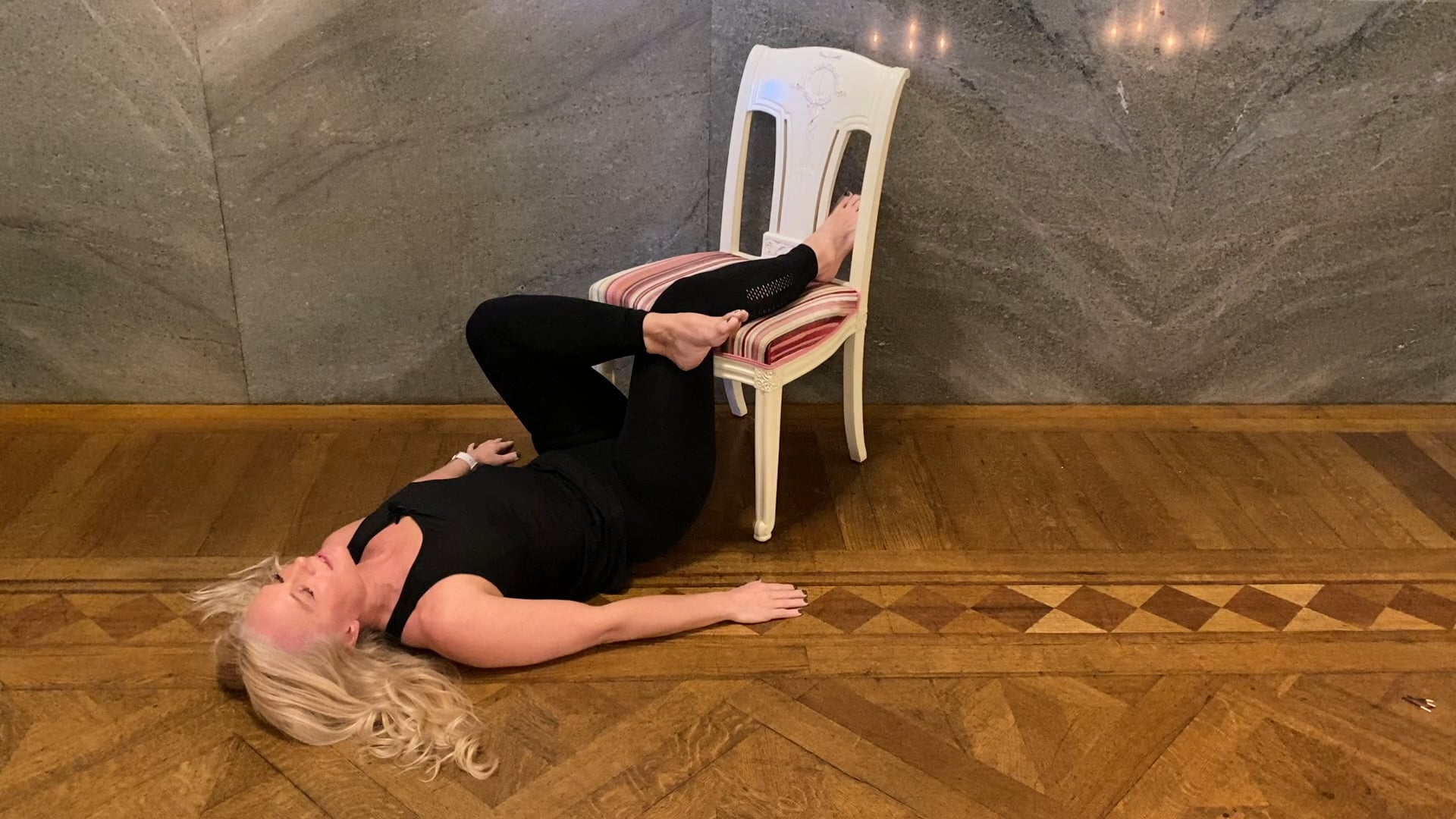 Pausyoga på rygg med stol