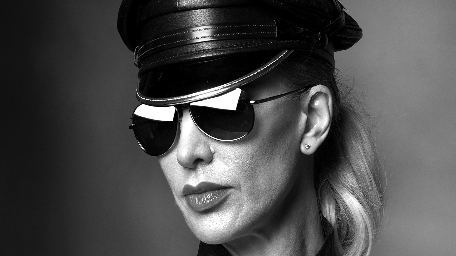 Dominatrix and Submissive-Goddess Severa and Mike