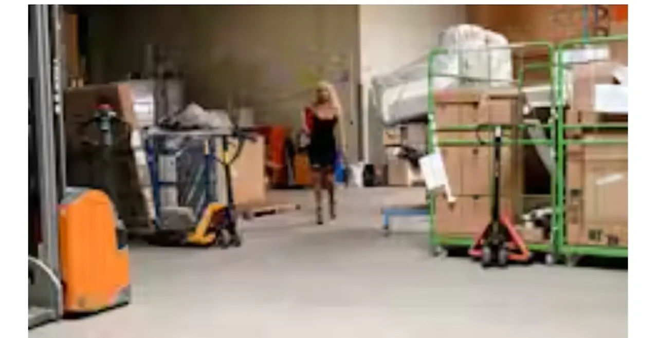 Fucking on a forklift/  Gabelstapler1/フォークリフト1