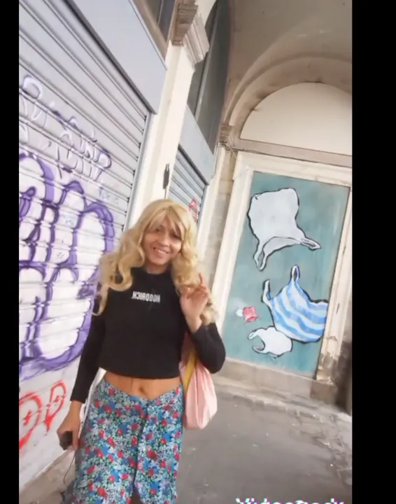 Strip-tease  outside 