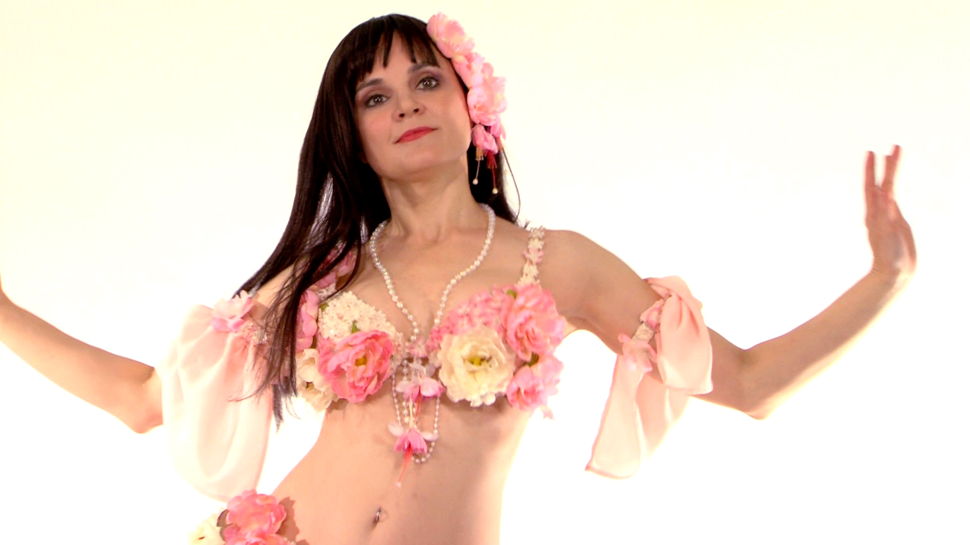 Professional Bellydancer How-To with Tanna