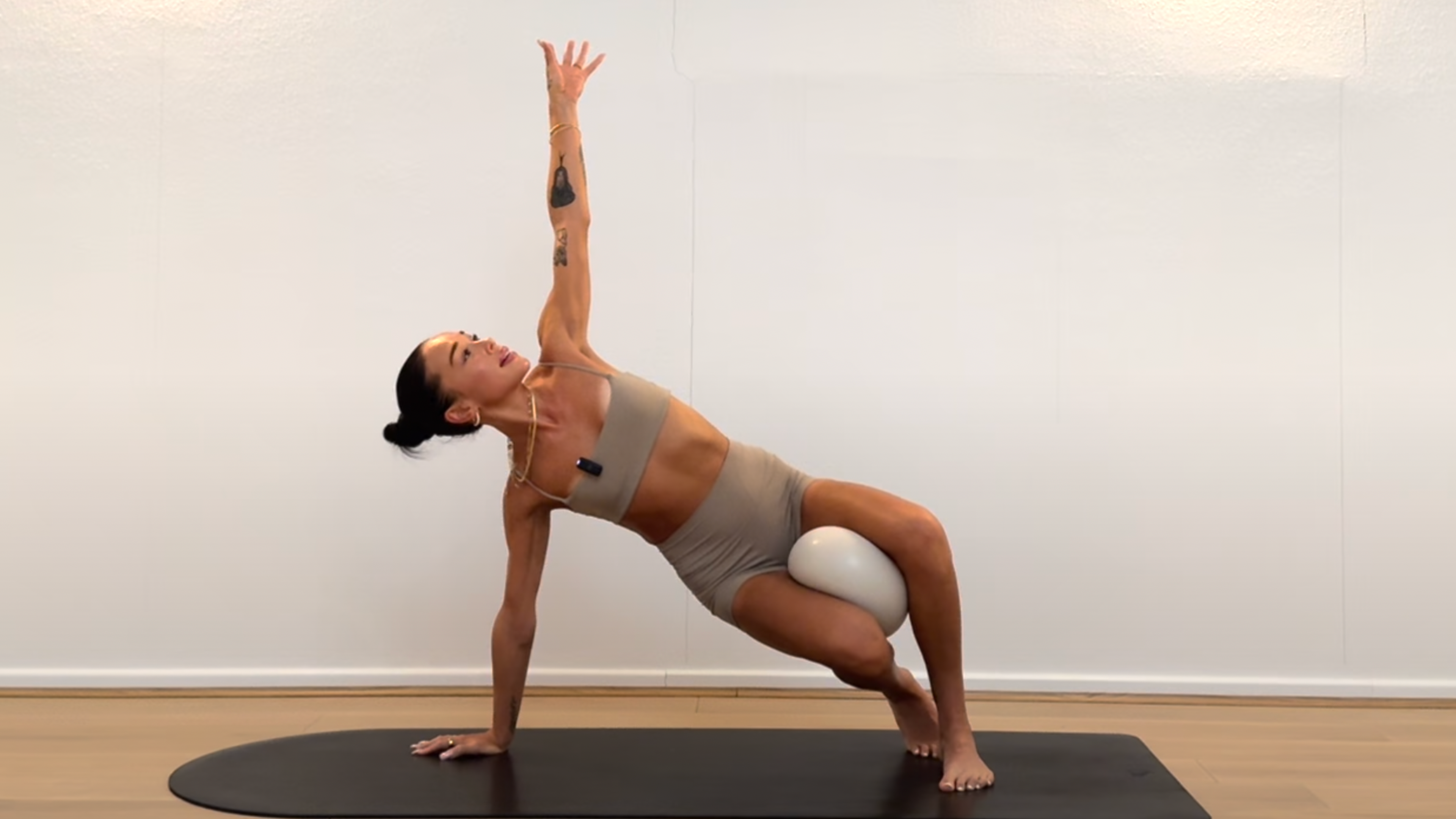 40 MINUTE FULL BODY SCULPT: PILATES BALL (Youtube Archive)