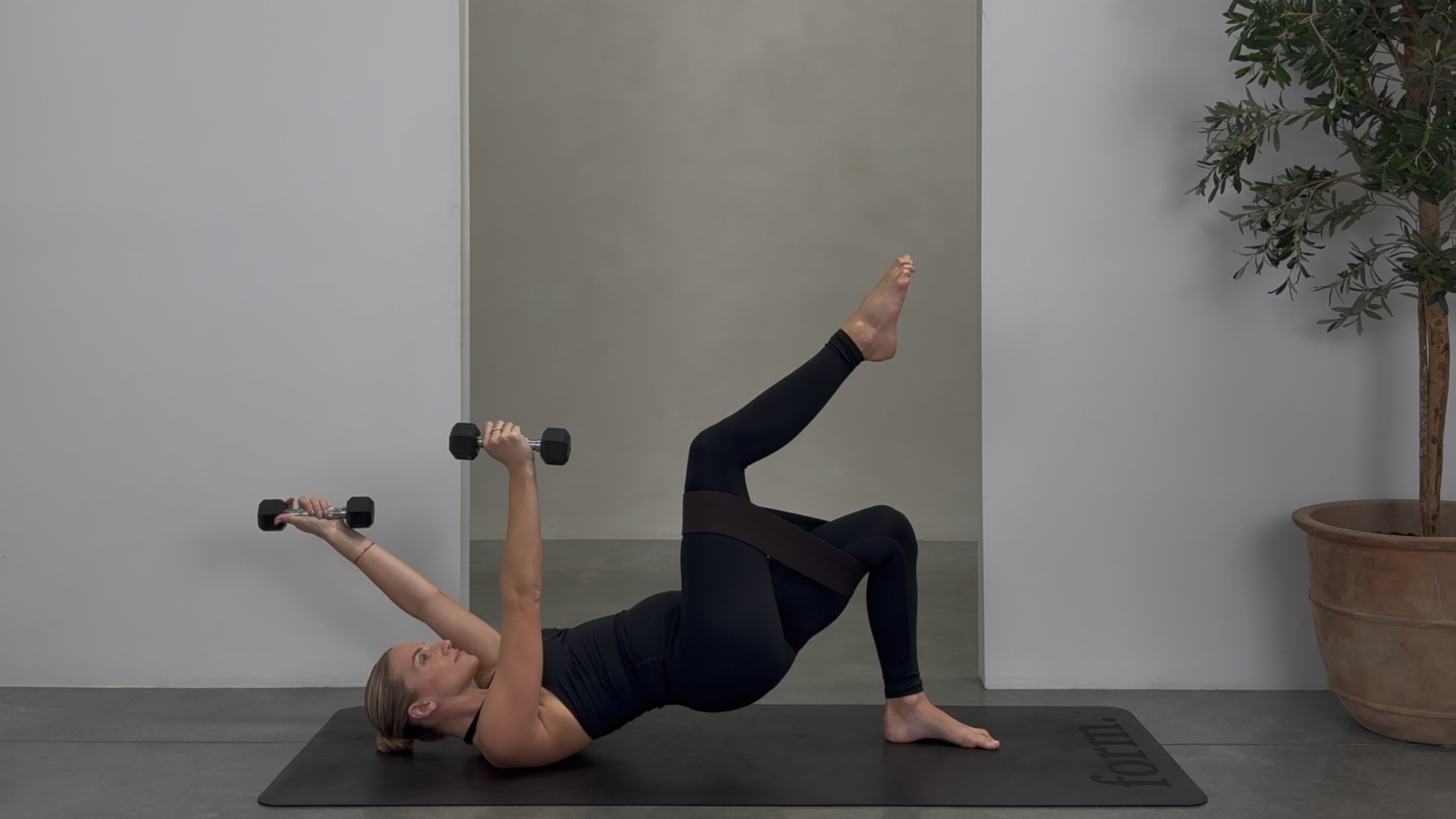 25 MINUTE FULL BODY STRENGTH: LIGHT WEIGHTS + BAND + ANKLE WEIGHTS