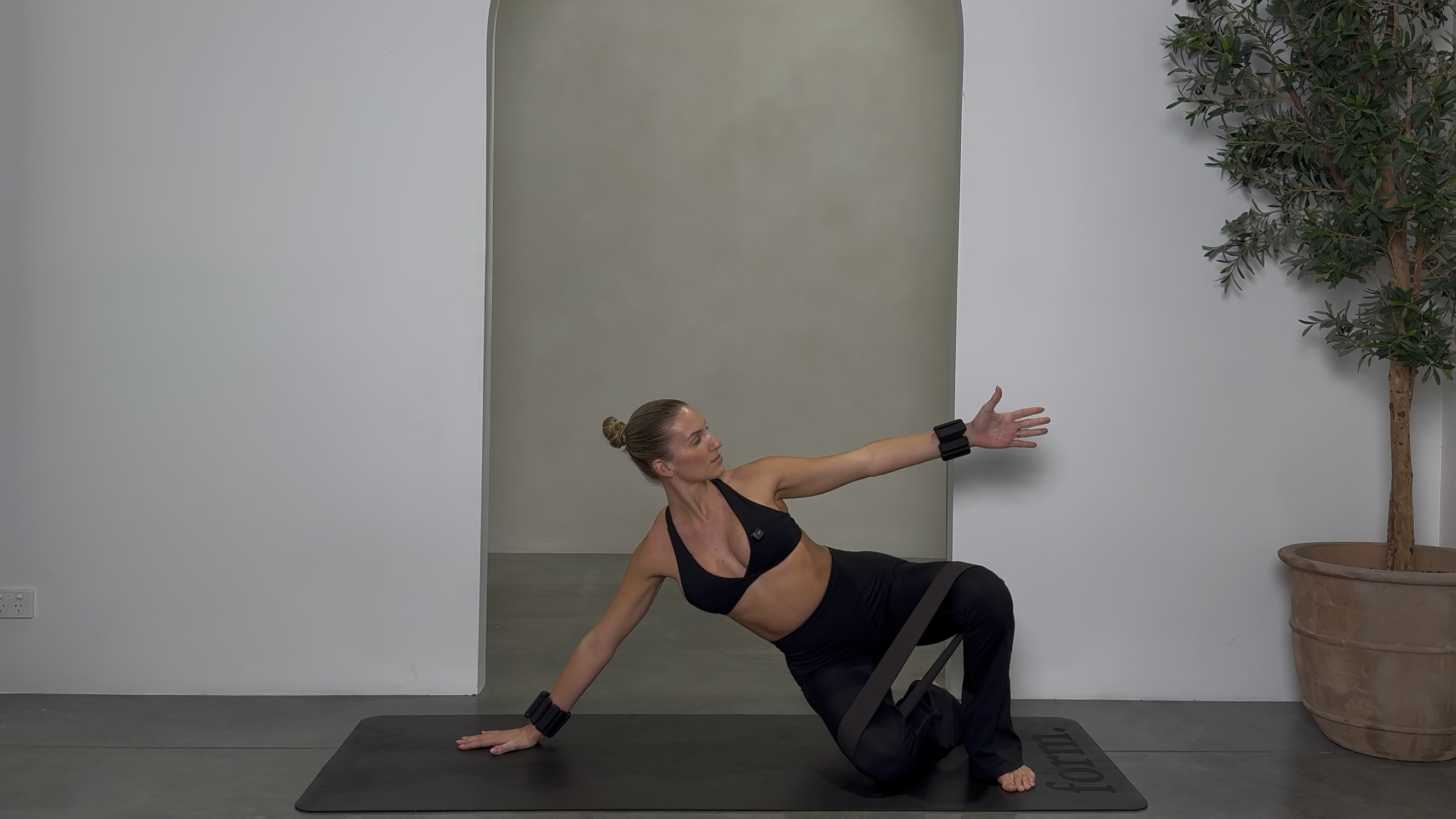 45 MINUTE FULL BODY SCULPT: WRIST WEIGHTS + BAND