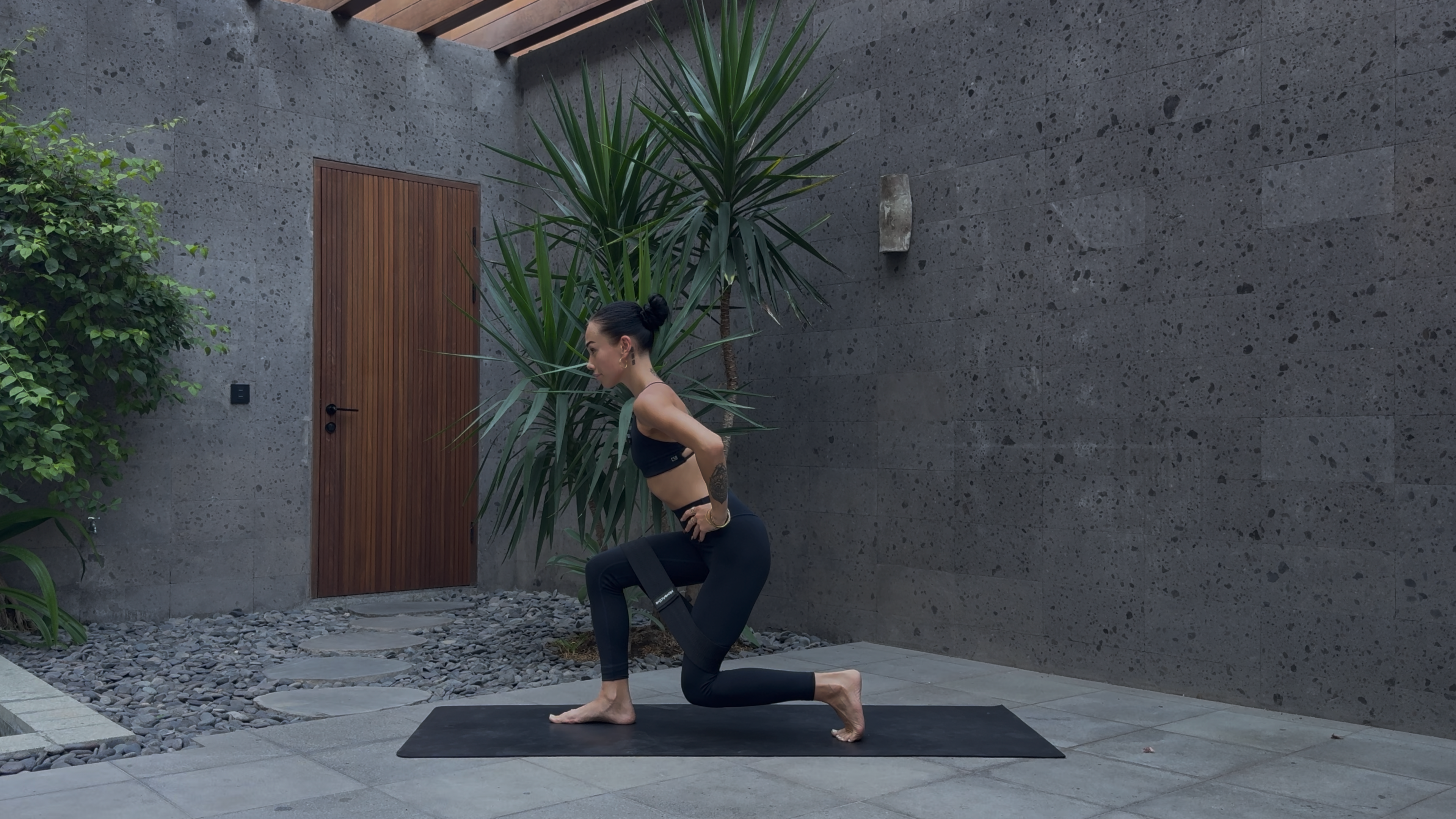 40 MINUTE GLUTE AND CORE SCULPT: BAND