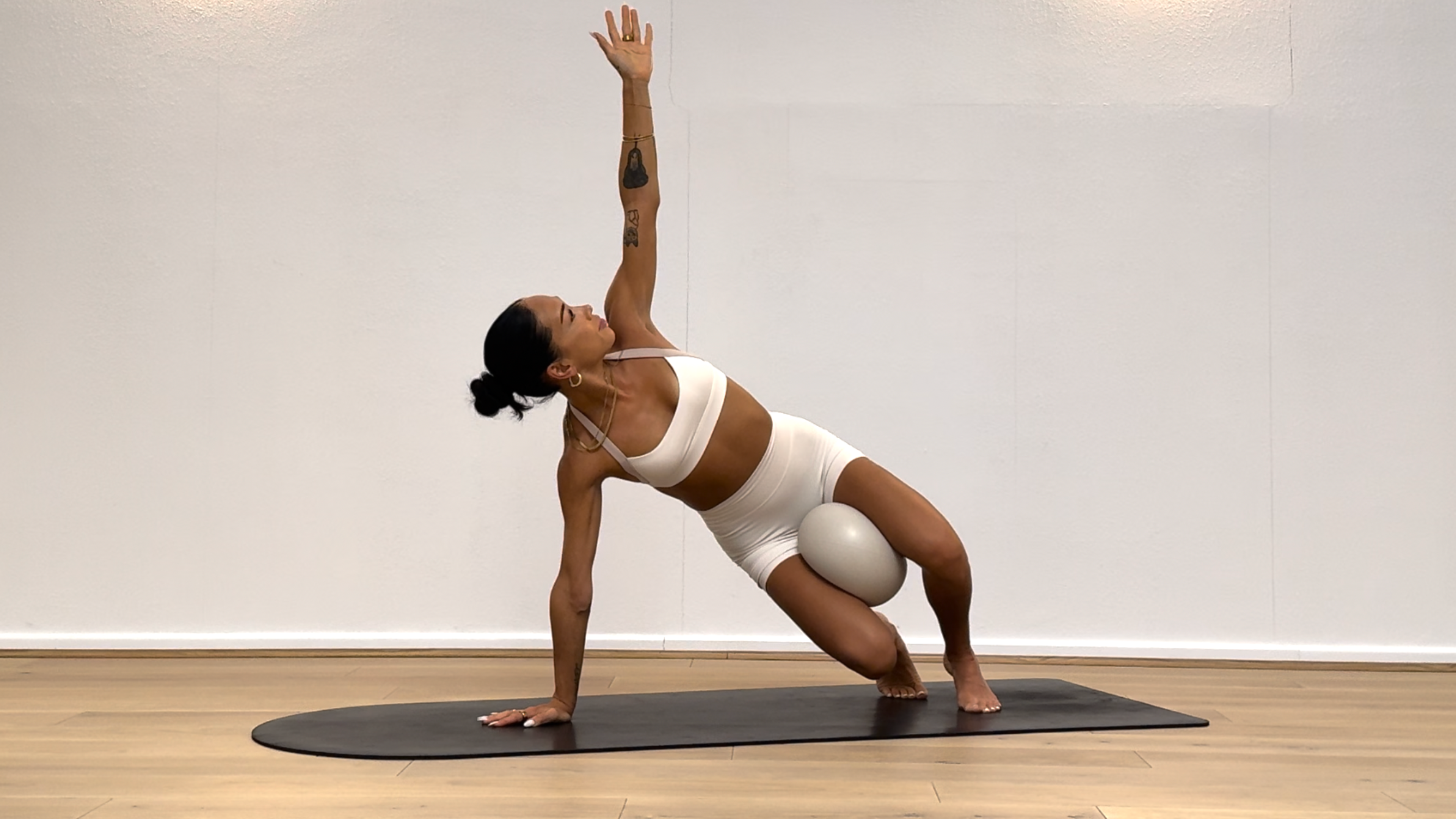 35 MINUTE FULL BODY SCULPT: PILATES BALL (Youtube Archive)