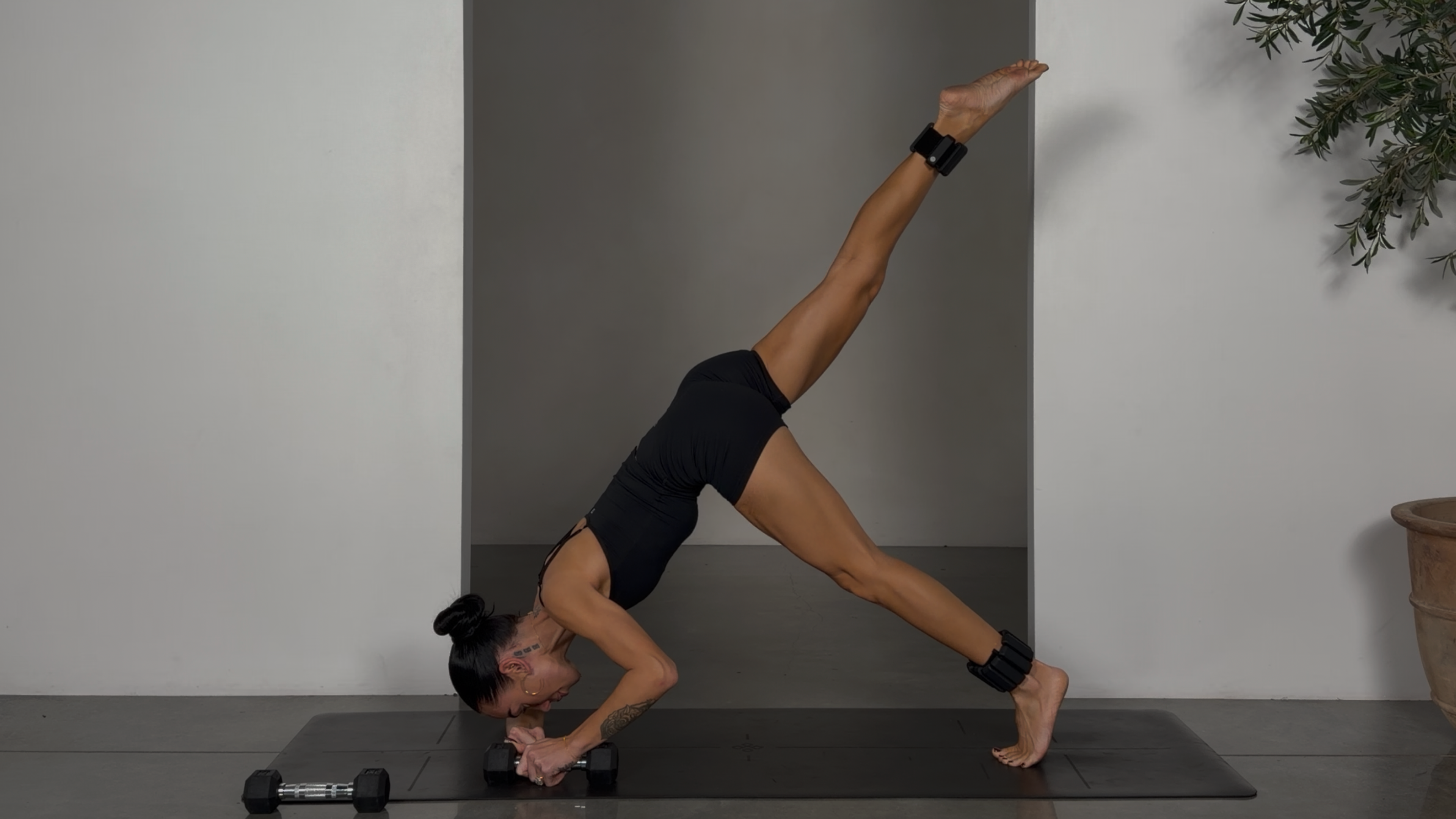 40 MINUTE FULL BODY SWEAT & SCULPT: 3KG WEIGHTS + ANKLE WEIGHTS