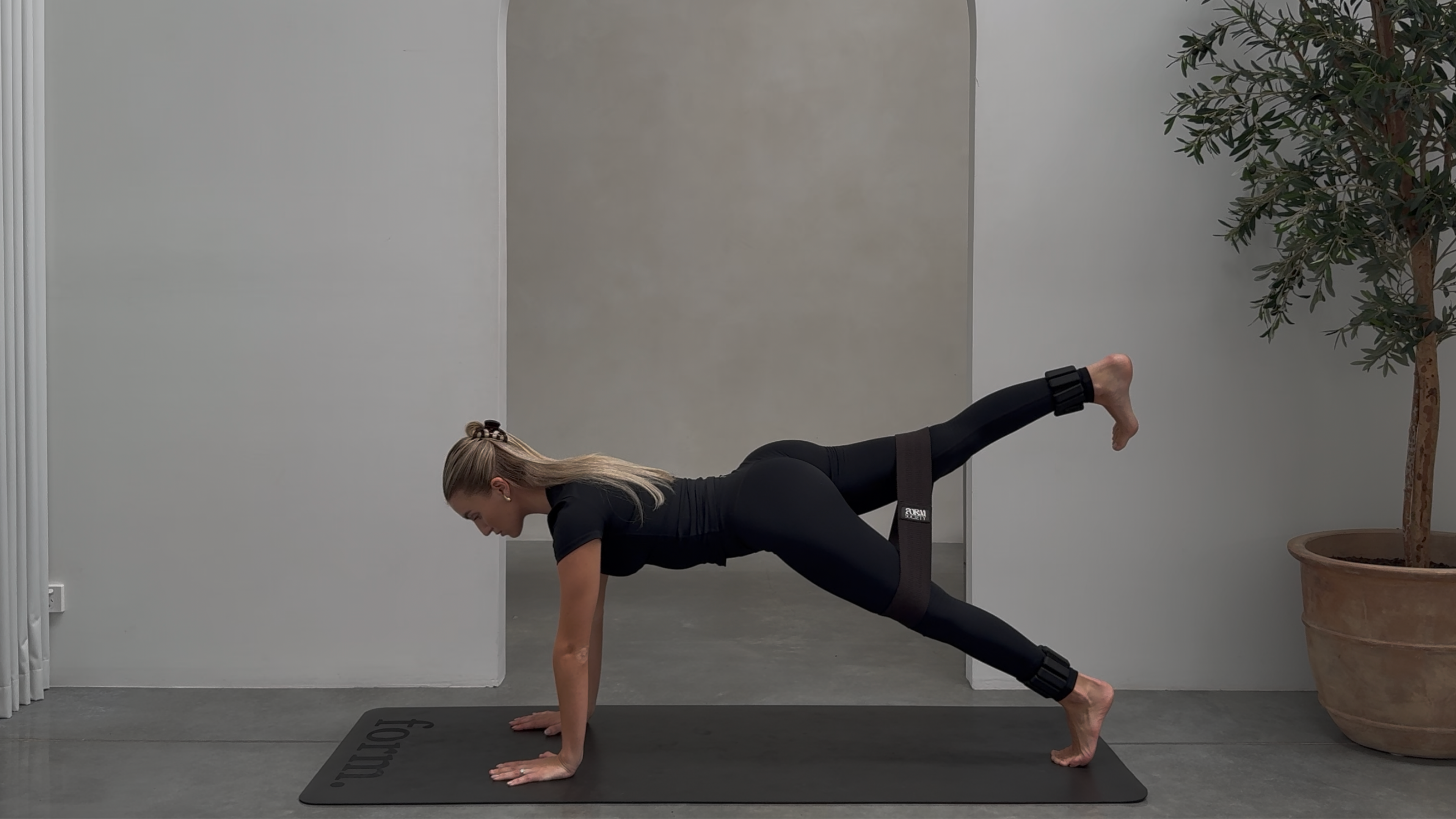 30 MINUTE LOWER BODY SCULPT: BAND + ANKLE WEIGHTS