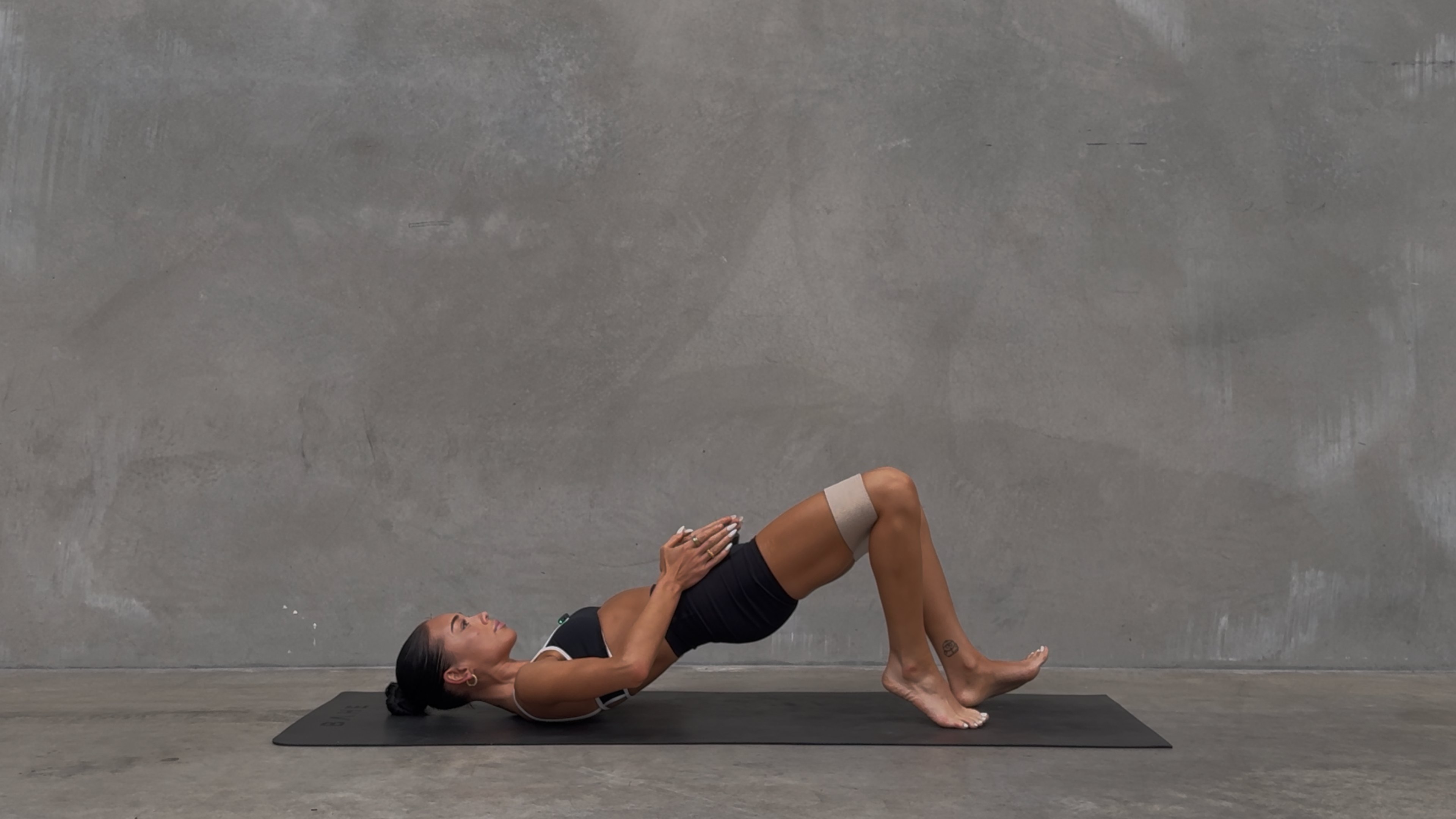 40 MINUTE CORE & GLUTE STRENGTH: WEIGHTS + BAND