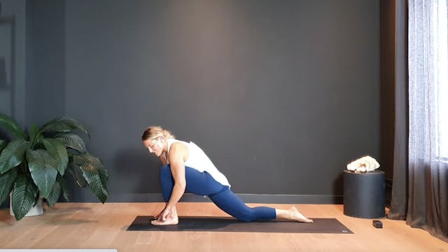Smooth flow w/ Ashley to ground, stretch and feel strong | 30 minutes