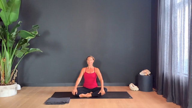 Yin Flow w/ Judith for shoulders, spine and chest | 35 minutes