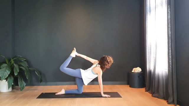 Vinyasa flow w/ Roos to release tension and centre | 20 minutes