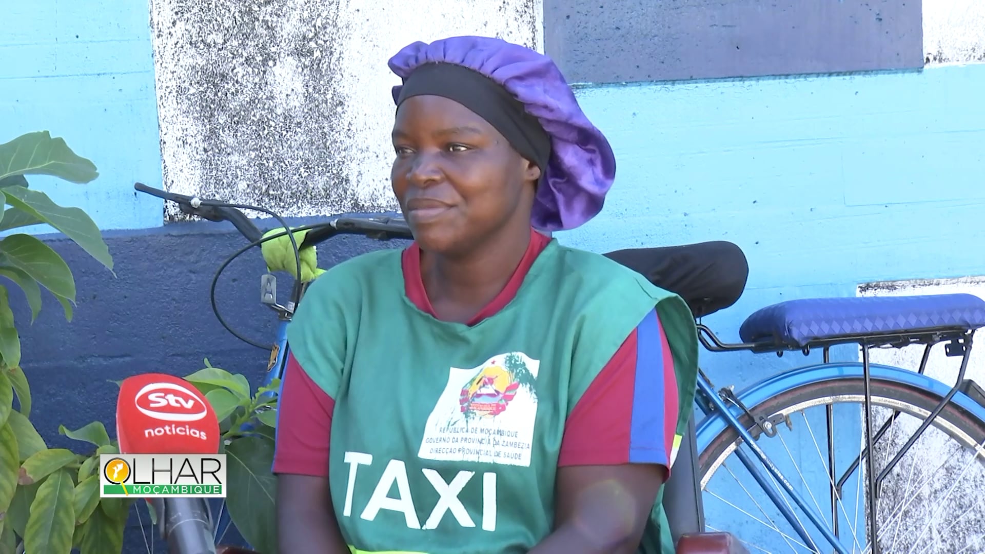 Mulher quebra barreira e faz táxi de bicicleta