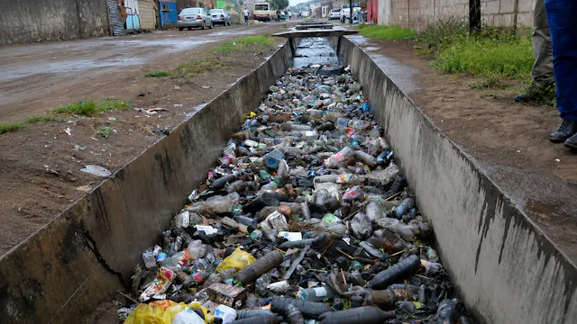 Lixo nas valas de drenagem