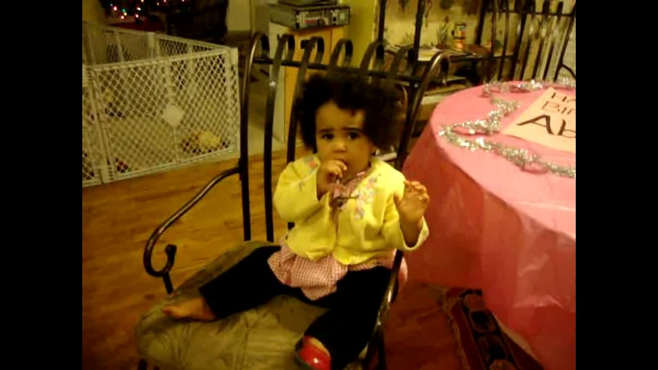 NB Clip - Cute Baby Burns Finger