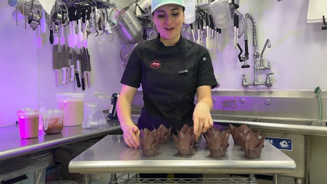 Double Chocolate Cupcakes Filling and Decorating