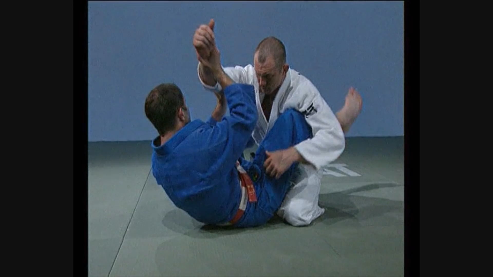 Neil Adams - Arm San gaku jime - Adjusting the legs