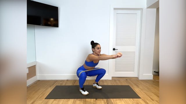 SQUAT WITH BANDS [EXERCISE]