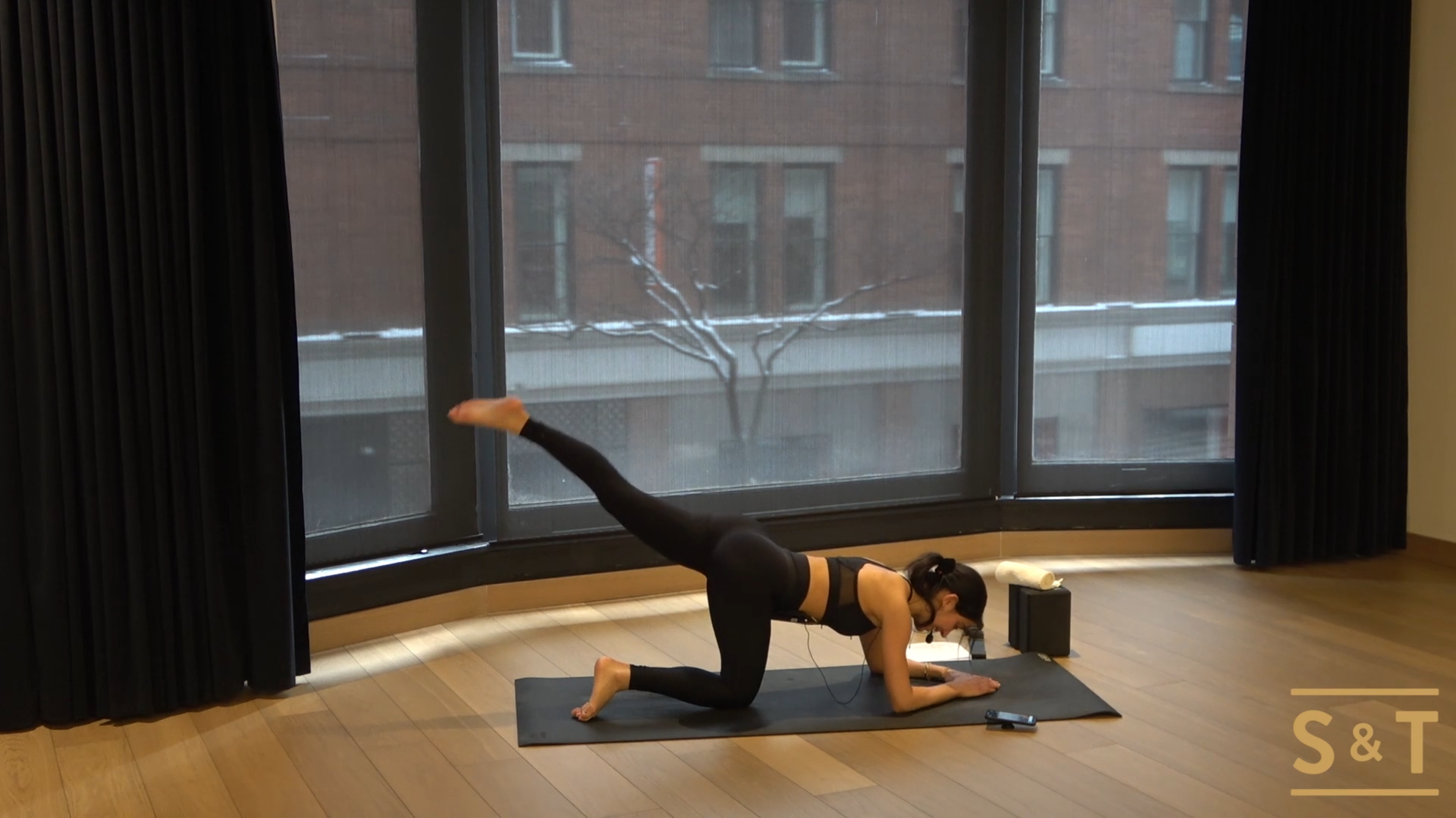 Hot HIIT: Abs & Assets with Lisa, Sweat Live Dec. 26 2020