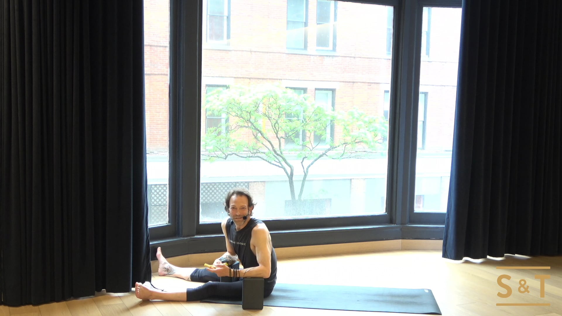 Vinyasa Core Flow with Sheldon, Sweat Live Jun 8, 2021