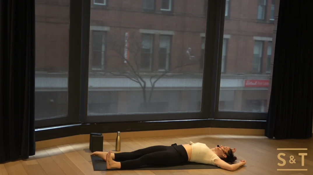 Vinyasa Core Flow with Angela, Sweat Live Mar 28, 2021