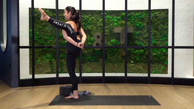 Slow Flow Yoga with Angela: Hip & Sho...