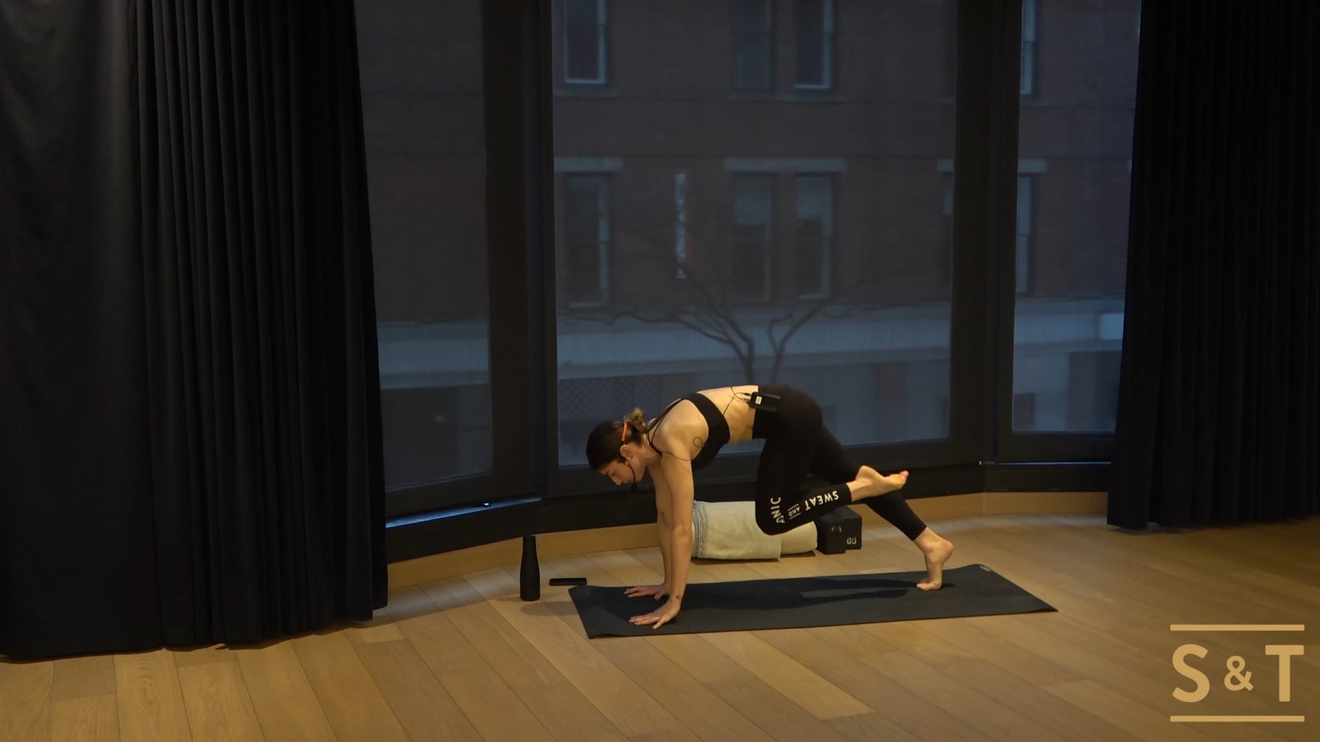 Slay and Stretch Yoga with Amanda, Sweat Live Dec.18 2020