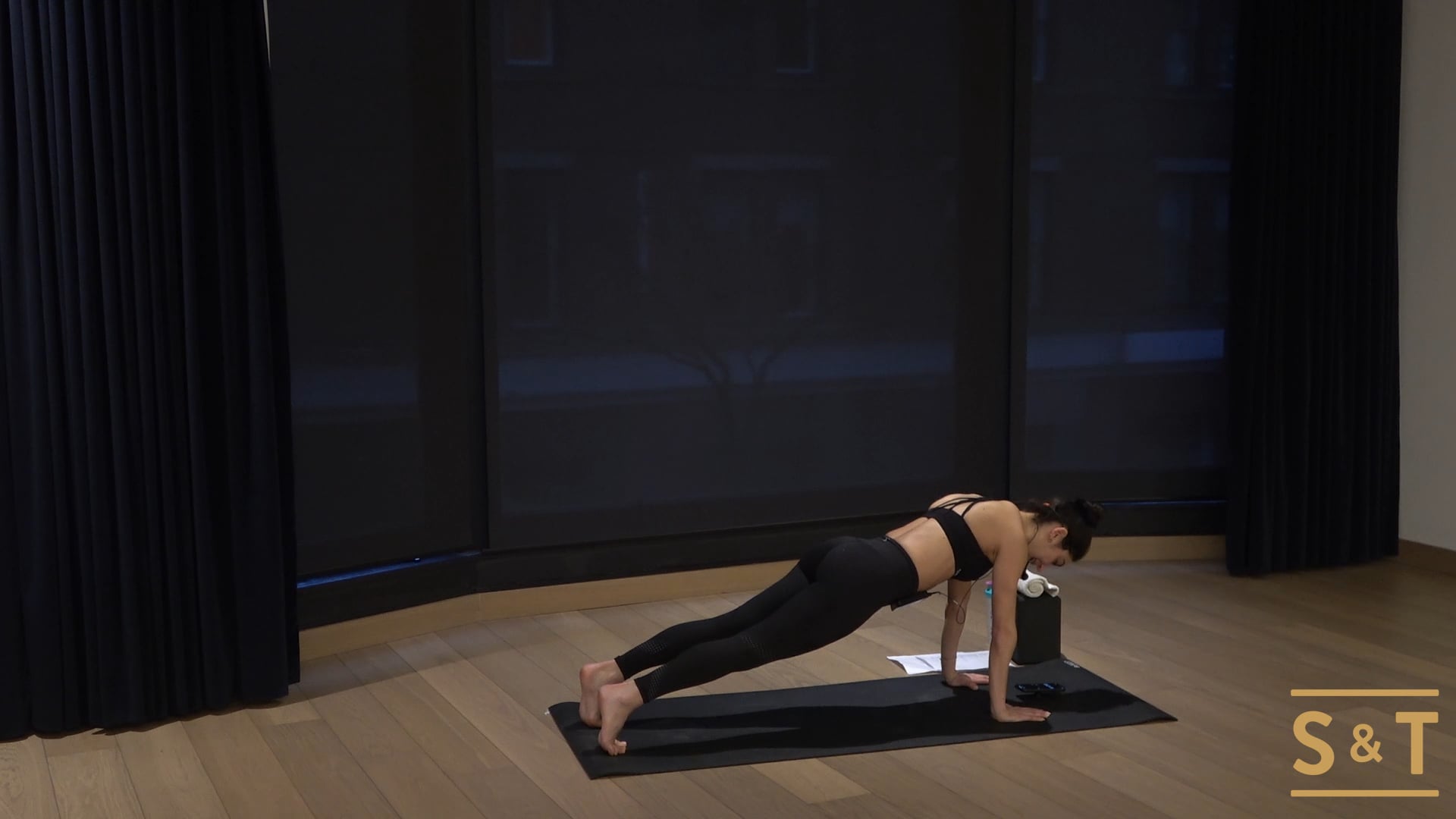 Hot HIIT Core with Lisa, Sweat Live Dec. 28 2020