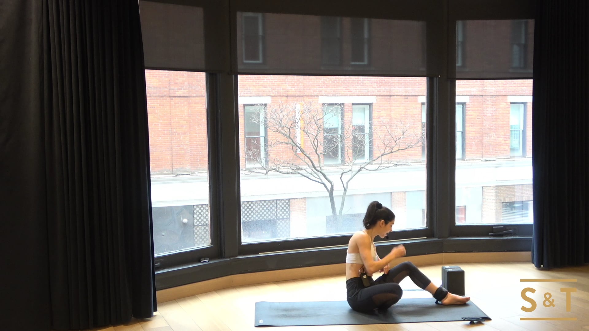 Hot HIIT Core with Lisa, Sweat Live Jan 13, 2021