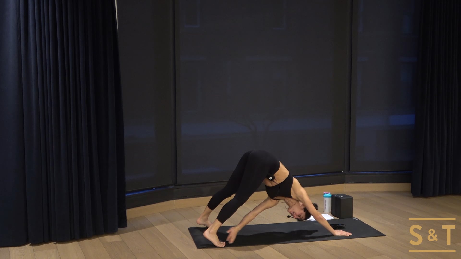 Hot HIIT Core with Lisa, Sweat Live Dec. 14 2020