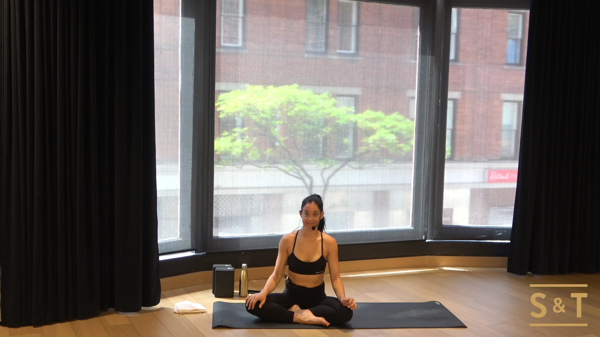 Vinyasa Core Flow with Angela, Sweat Live Jun 6, 2021