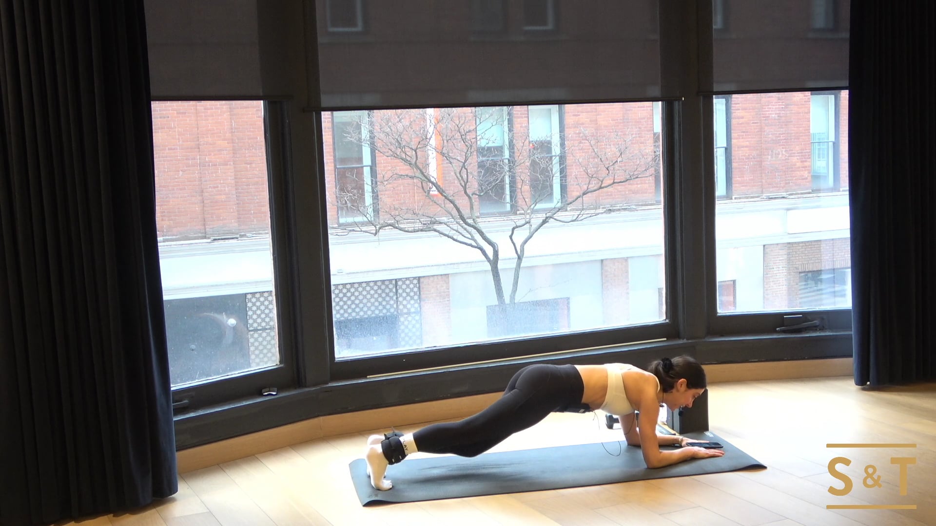 Hot HIIT Core with Lisa, Sweat Live Jan 11, 2021