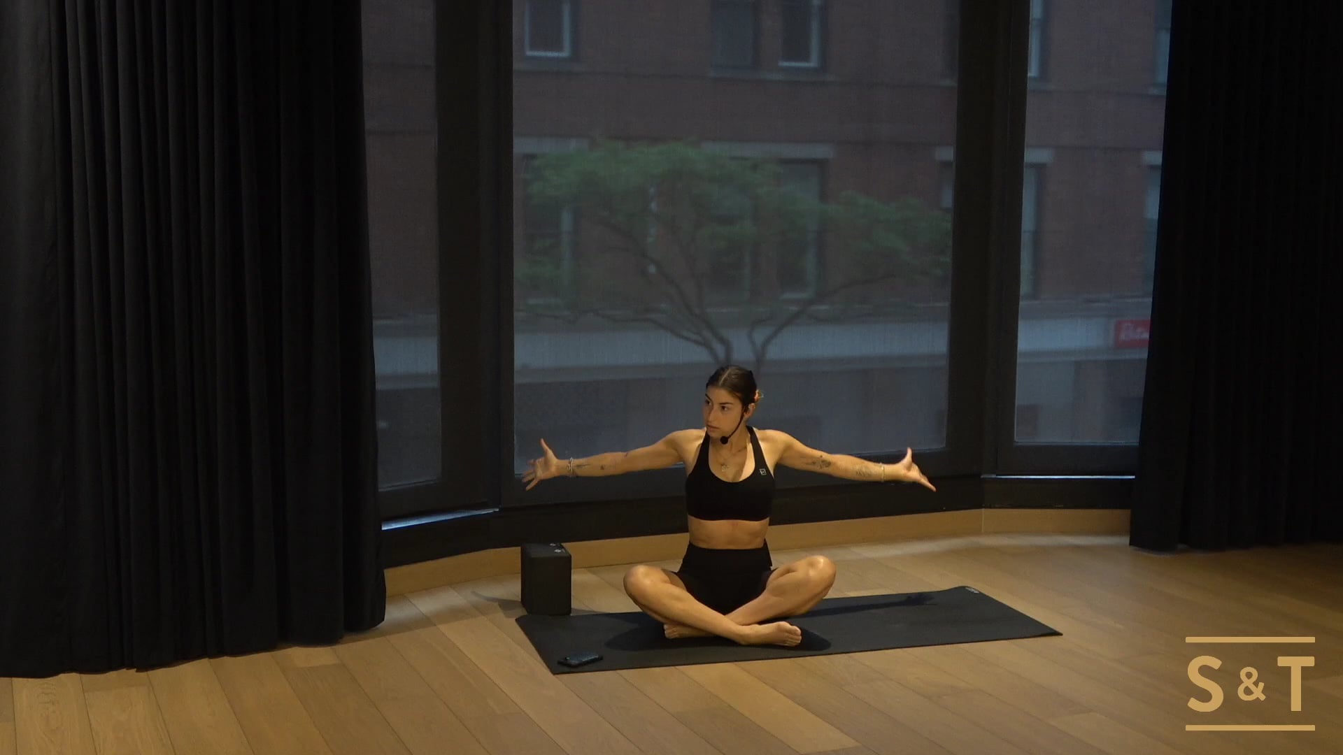 Vinyasa Slow Flow with Amanda, Sweat Live Jun 21, 2021